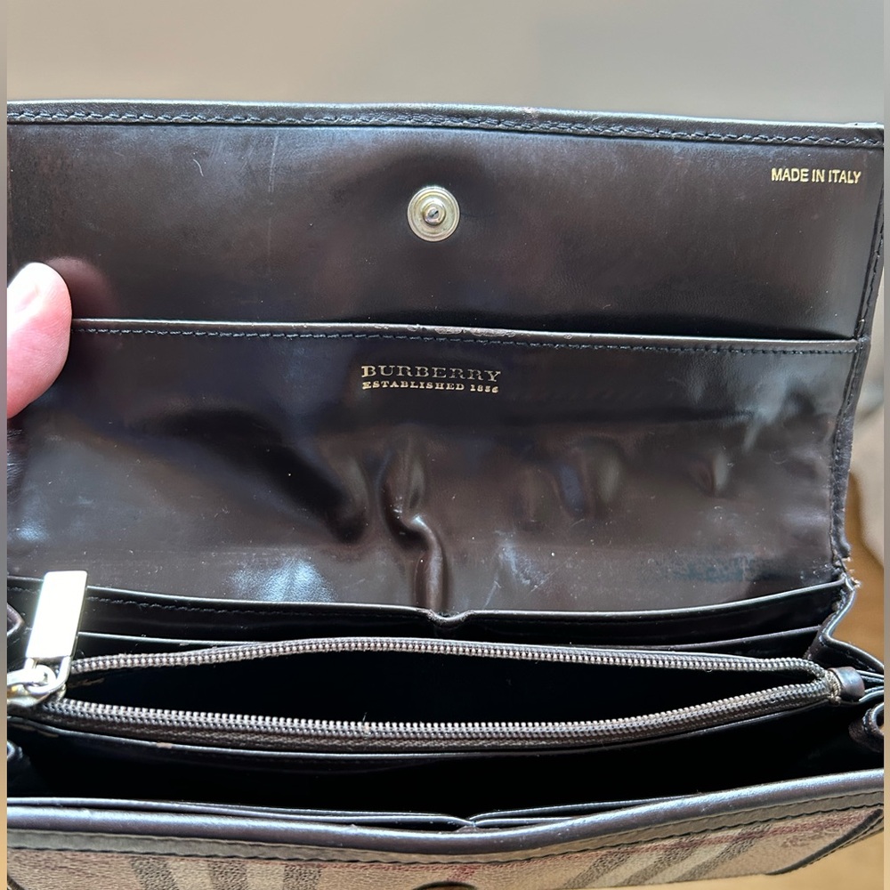 Timeless Burberry Wallet - Picture 11 of 12